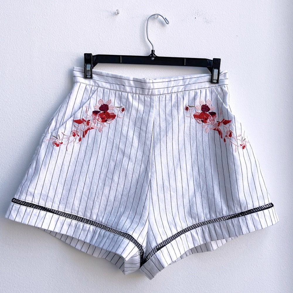 NWOT Latiste by Amy white striped high waisted shorts with flower embroidery